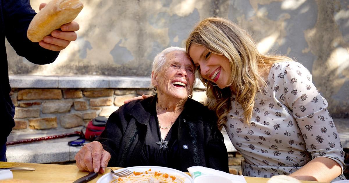 À la découverte des zones bleues : les secrets des centenaires heureux