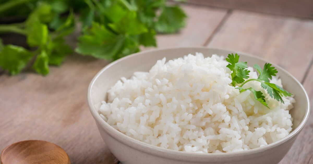 découvrez l'astuce incroyable pour réchauffer du riz et le garder moelleux