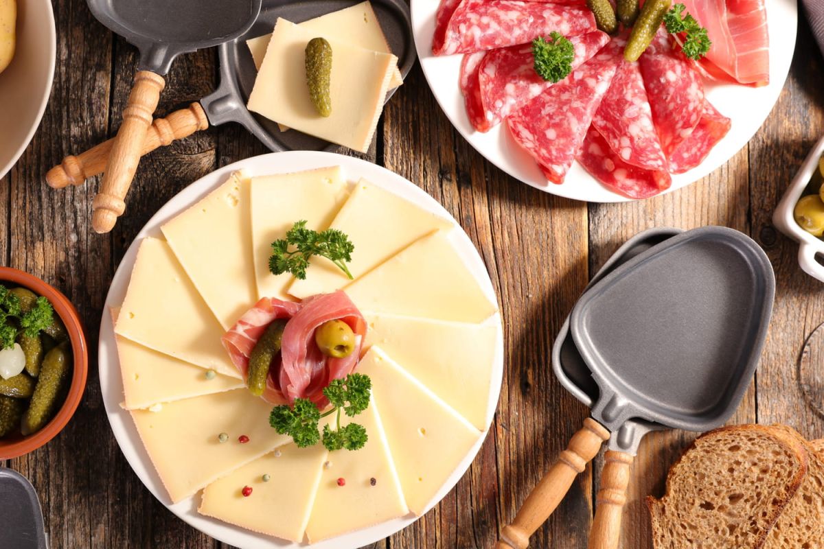 Comment réussir votre soirée raclette sans gaspillage de fromage