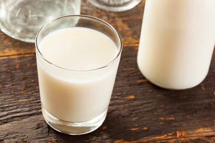 Lait ribot : définition et bienfaits de ce lait fermenté