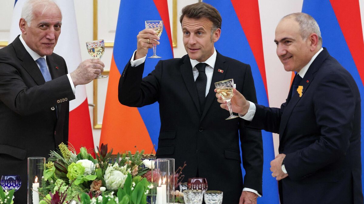 Macron enchante l'Arménie en chantant avec Khatchatourian lors d'un dîner diplomatique