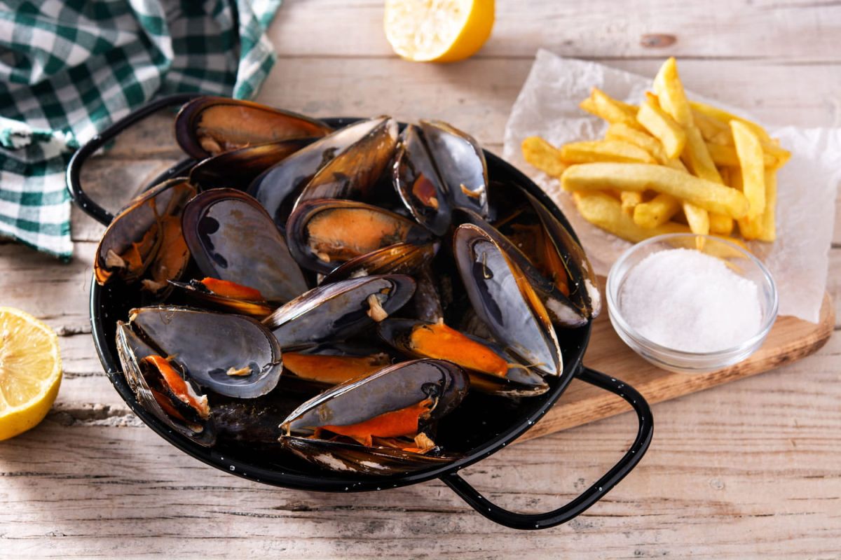 Des moules à la plancha ou marinières : les recettes irrésistibles de Cyril Lignac