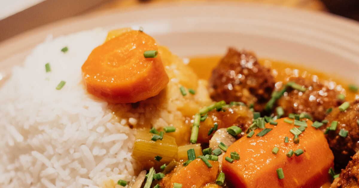 Boulettes de viande et riz aux légumes : un régal rapide pour toute la famille