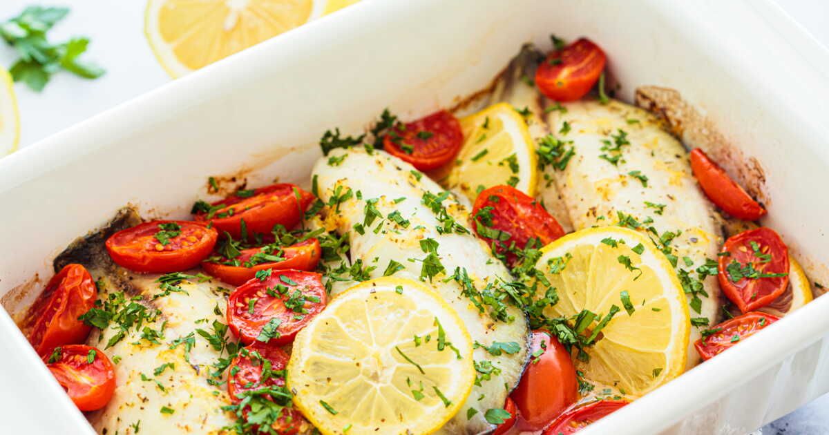 Dégustez un plat de poisson et légumes grillés à la grecque