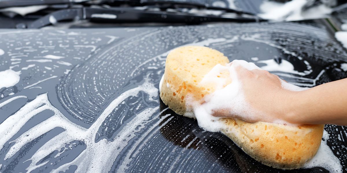 Laver sa voiture avec du liquide vaisselle : une option à éviter ?