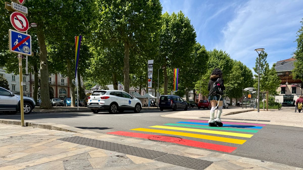 Un passage piéton arc-en-ciel fait vibrer Foix et suscite le débat
