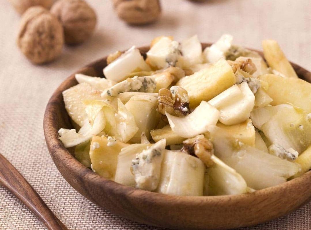 Une salade d’endives au bleu, poires et noix qui saura surprendre vos invités