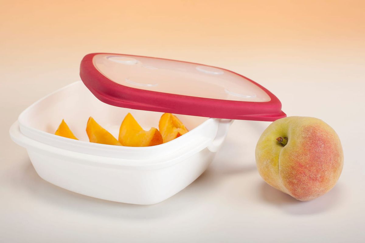 Restaurez vos Tupperware jaunis avec une astuce d'été infaillible