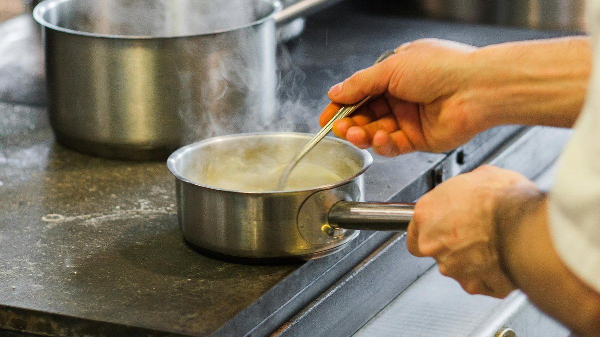 Un cuisinier face à la justice : 90 000 euros à rembourser pour une double paie inattendue