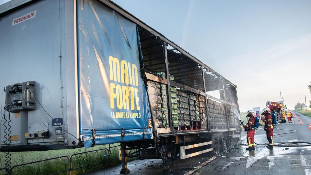 Incendie spectaculaire d'une remorque à Crépy-en-Valois : le camion transportait de la bière