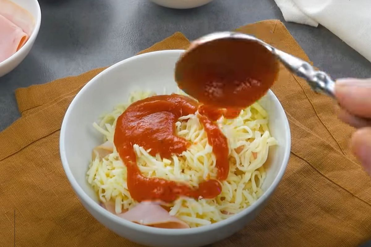 Préparez une pizza bowl en un clin d'œil : la recette qui fait sensation
