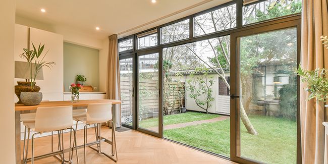 Pourquoi choisir une porte-fenêtre sur mesure pour votre maison ?