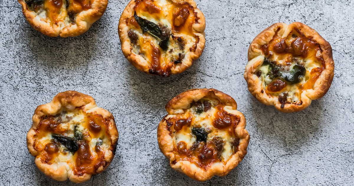 Découvrez la recette irrésistible des mini pains chorizo-comté pour vos apéros express