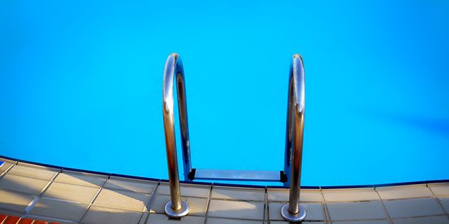 Comment résoudre le mystère de l'eau trouble dans votre piscine