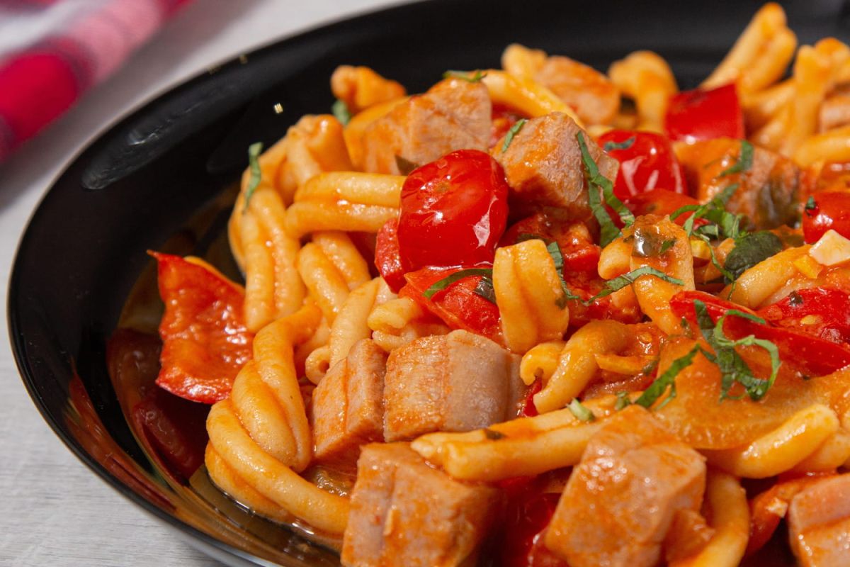 Pâtes au ragoût de tomate et thon : la recette de Cyril Lignac dans Tous en cuisine