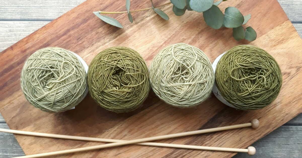 Créez une couronne de Noël unique avec pompons et sucres d'orge