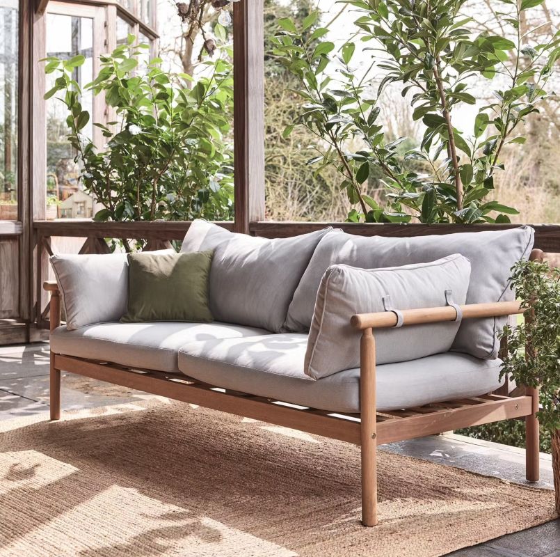un canapé de jardin en eucalyptus à -60 % : l'offre à ne pas manquer chez alinéa