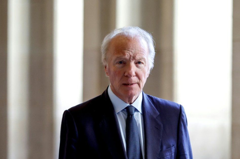 Brice Hortefeux se livre au tribunal : un homme debout malgré l'épreuve