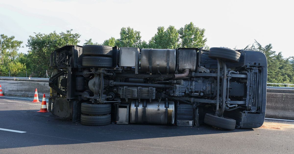 Un camion renversé paralyse la RN 147 à Berneuil