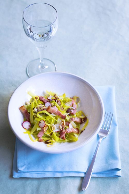 Salade gourmande aux lardons, poireaux et radis