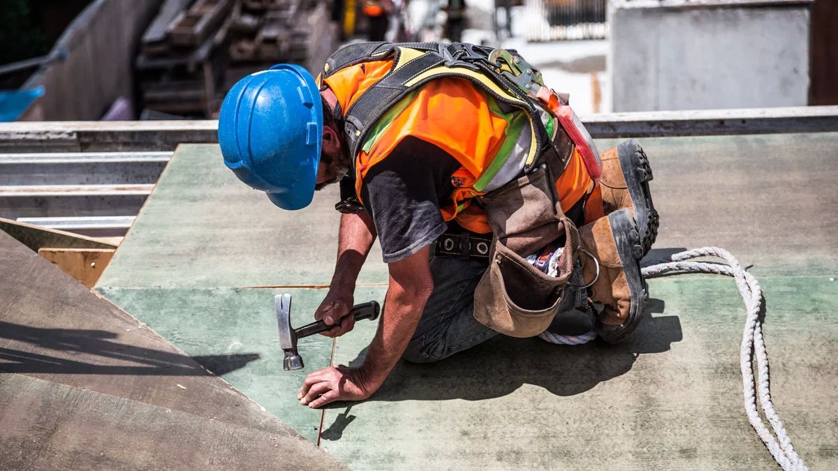 Tragédie estivale : un jeune ouvrier perd la vie sur un chantier en pleine canicule