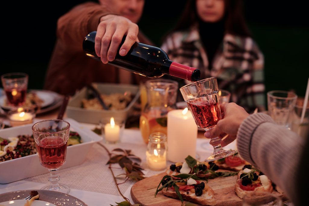 Vin pour les nuls : faut-il forcément ouvrir la bouteille de vin que l’on vous offre ?