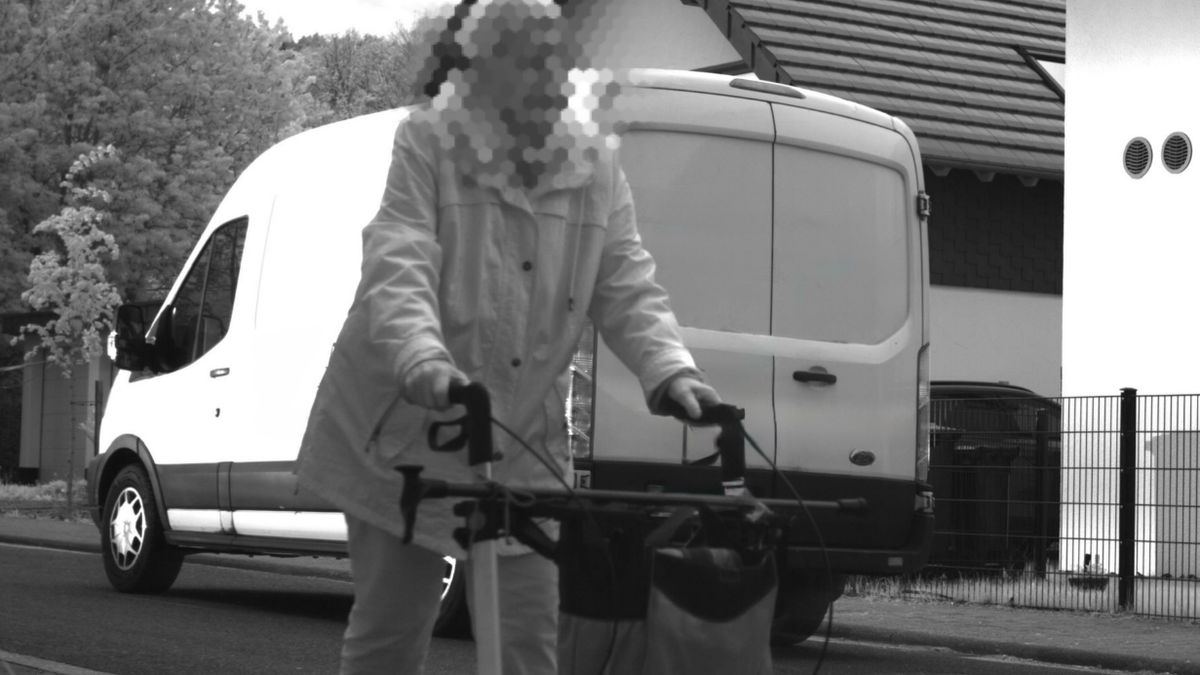 Une mamie en déambulateur fait le buzz et sauve un automobiliste d'une amende