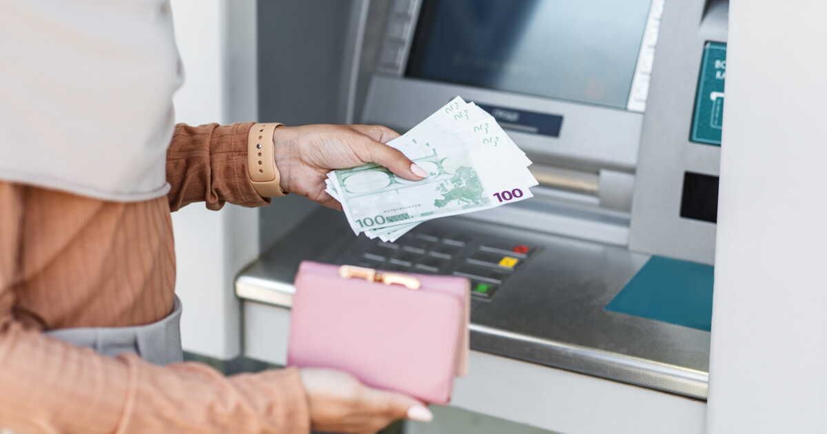 Retraits d'argent : faut-il vraiment un justificatif au distributeur ?
