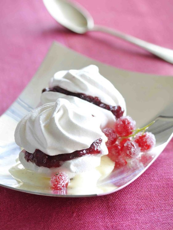 Groseilles givrées sur lit de crème vanille : un dessert hivernal irrésistible