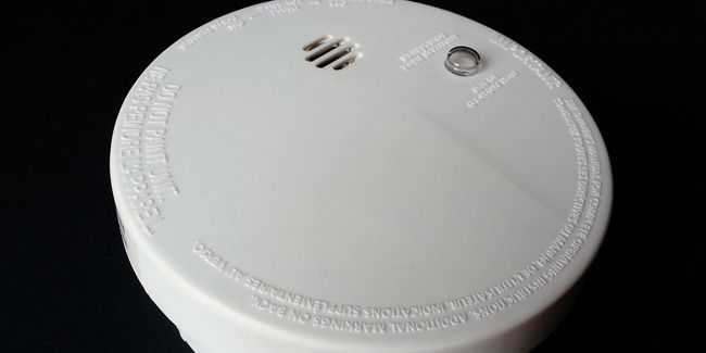 Bien choisir son détecteur de fumée : astuces et recommandations
