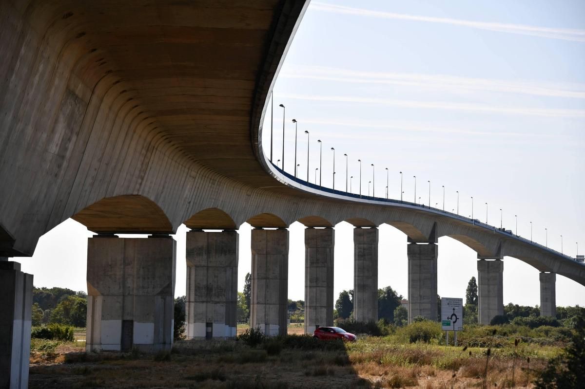 Camion en tonneaux sur le pont de Martrou : un dimanche soir chaotique à Rochefort