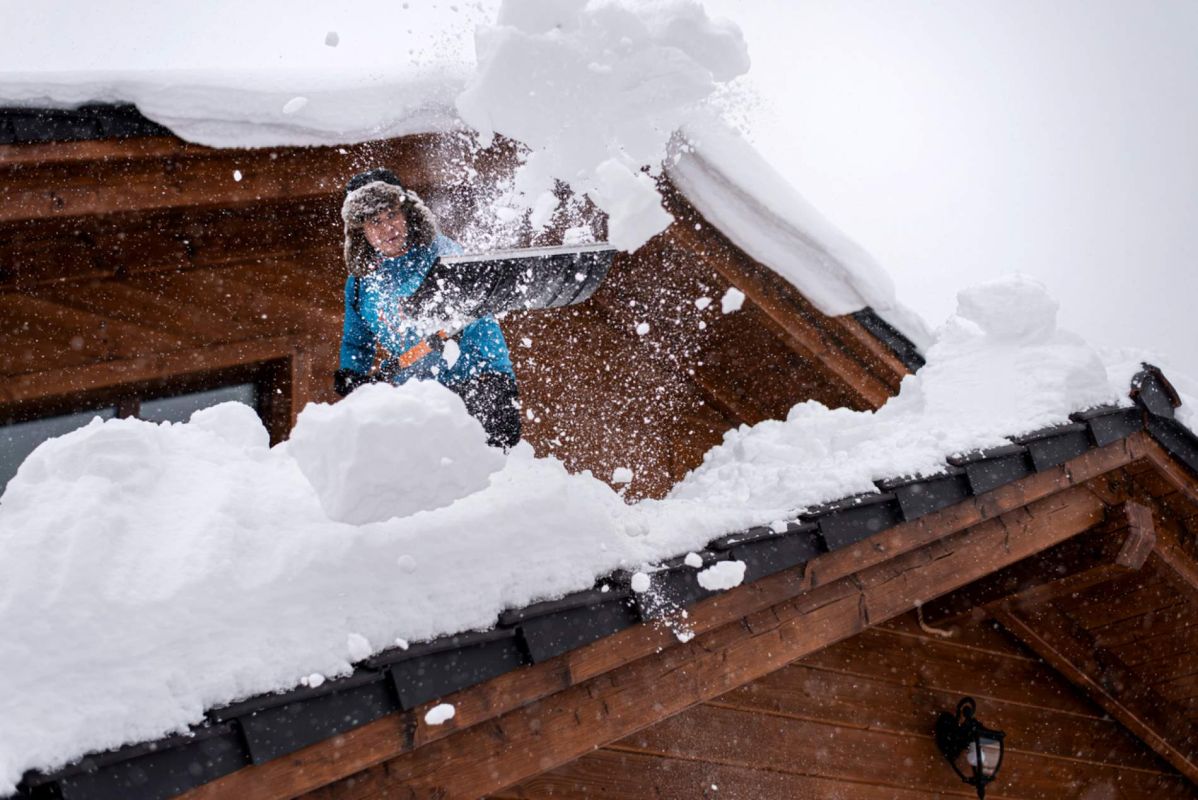 La neige sur votre toit : menace ou protection ? Ce qu'il faut savoir cet hiver