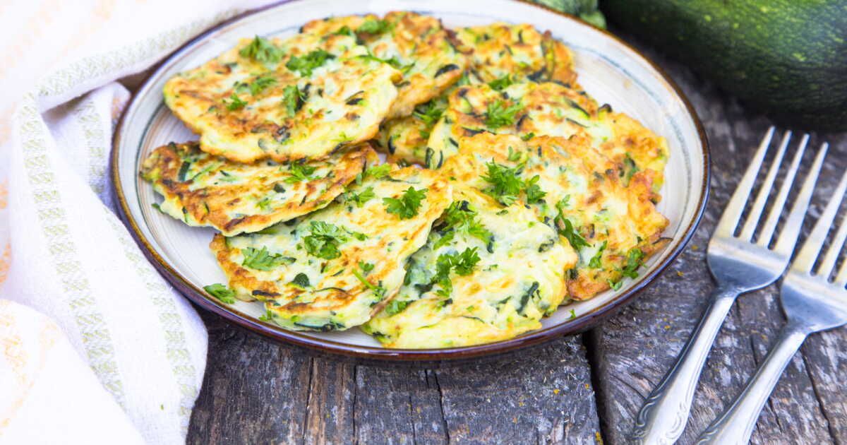 Un délice méditerranéen : pancakes aux courgettes et à la mozzarella à essayer absolument