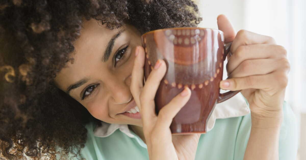 Hygiène : un truc astucieux pour éliminer les taches de café et de thé de votre tasse