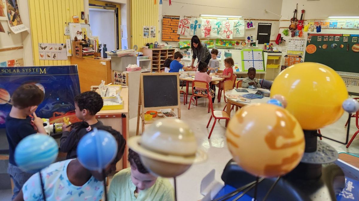Des jeunes rêveurs face aux étoiles : l'expérience ChlorISS à l'école Popincourt