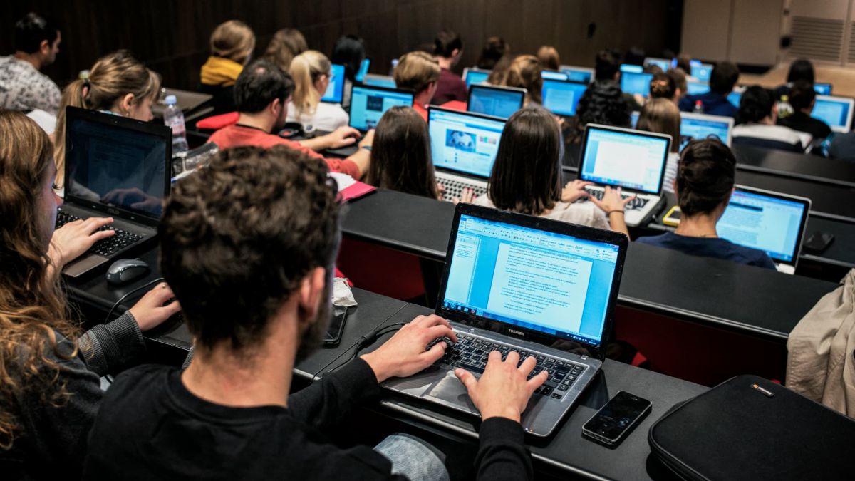 Des cours d'IA obligatoires pour tous les étudiants ? L'idée du ministre fait débattre