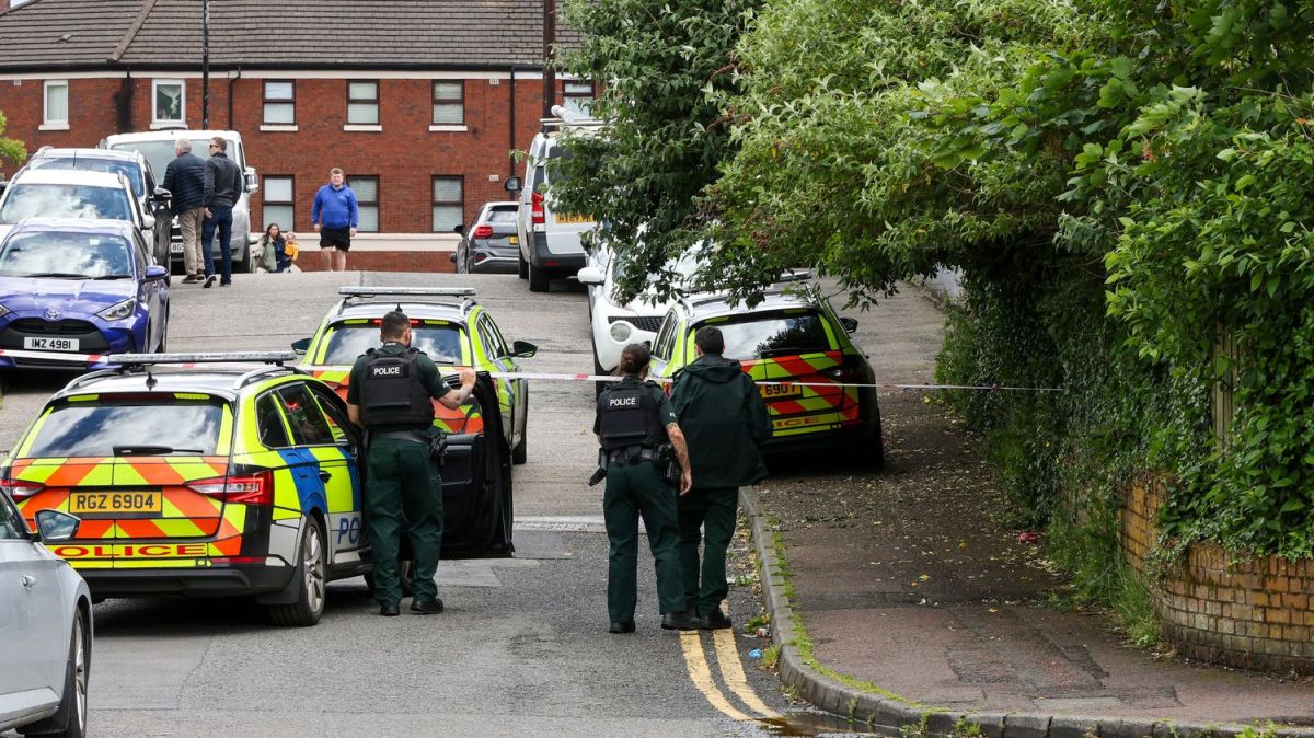 Un appel au calme après l'attaque à Belfast : un réfugié soudanais suspecté