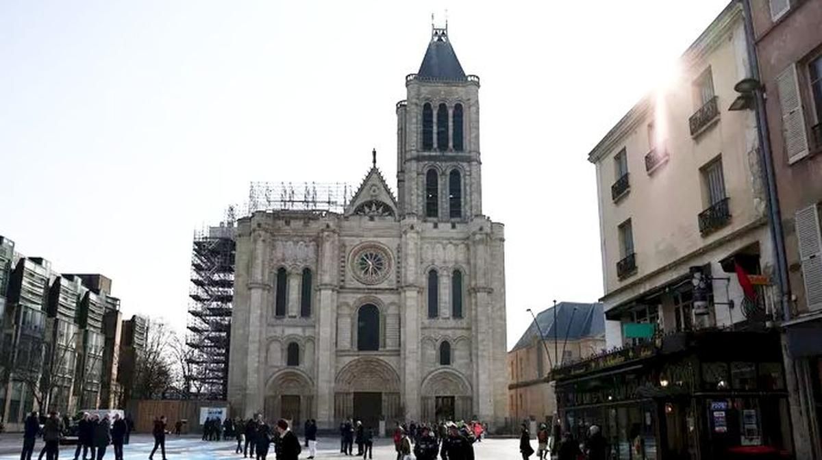 Saint-Denis : plainte après une banderole raciste sur la basilique