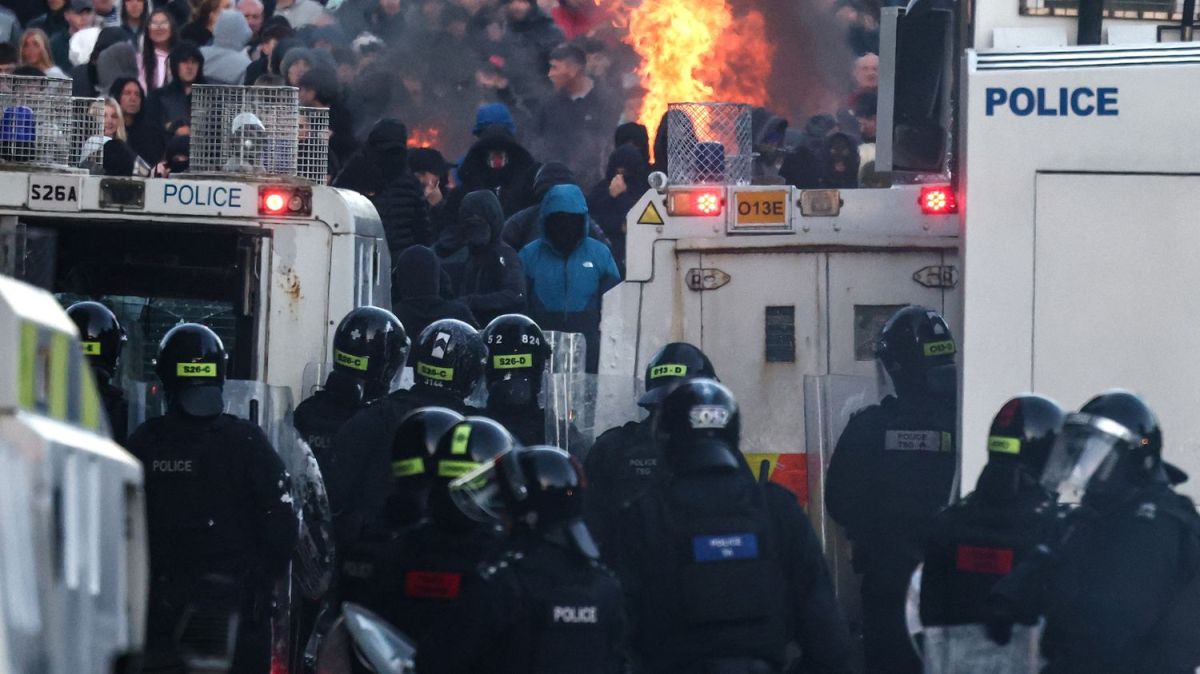 Belfast sous tension : des manifestations violentes contre l'immigration se poursuivent