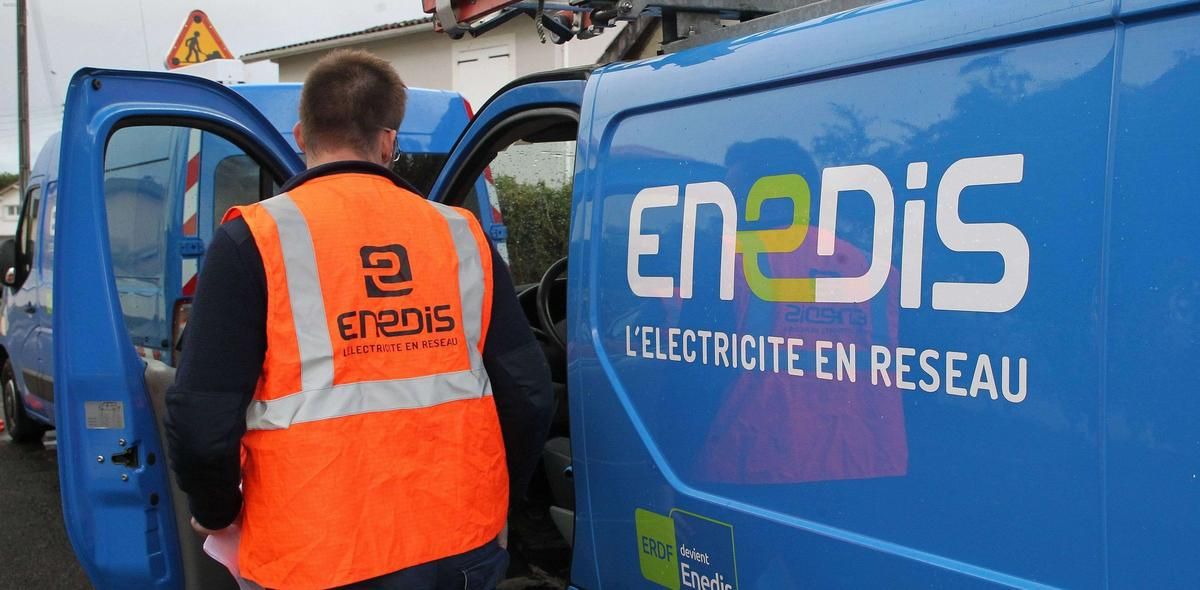 Accident nocturne en Gironde : une voiture heurte un poteau et plonge un quartier dans le noir
