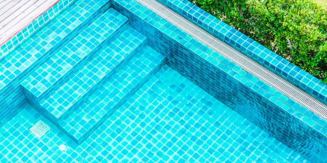 Comment traiter efficacement l'eau trouble de votre piscine ?