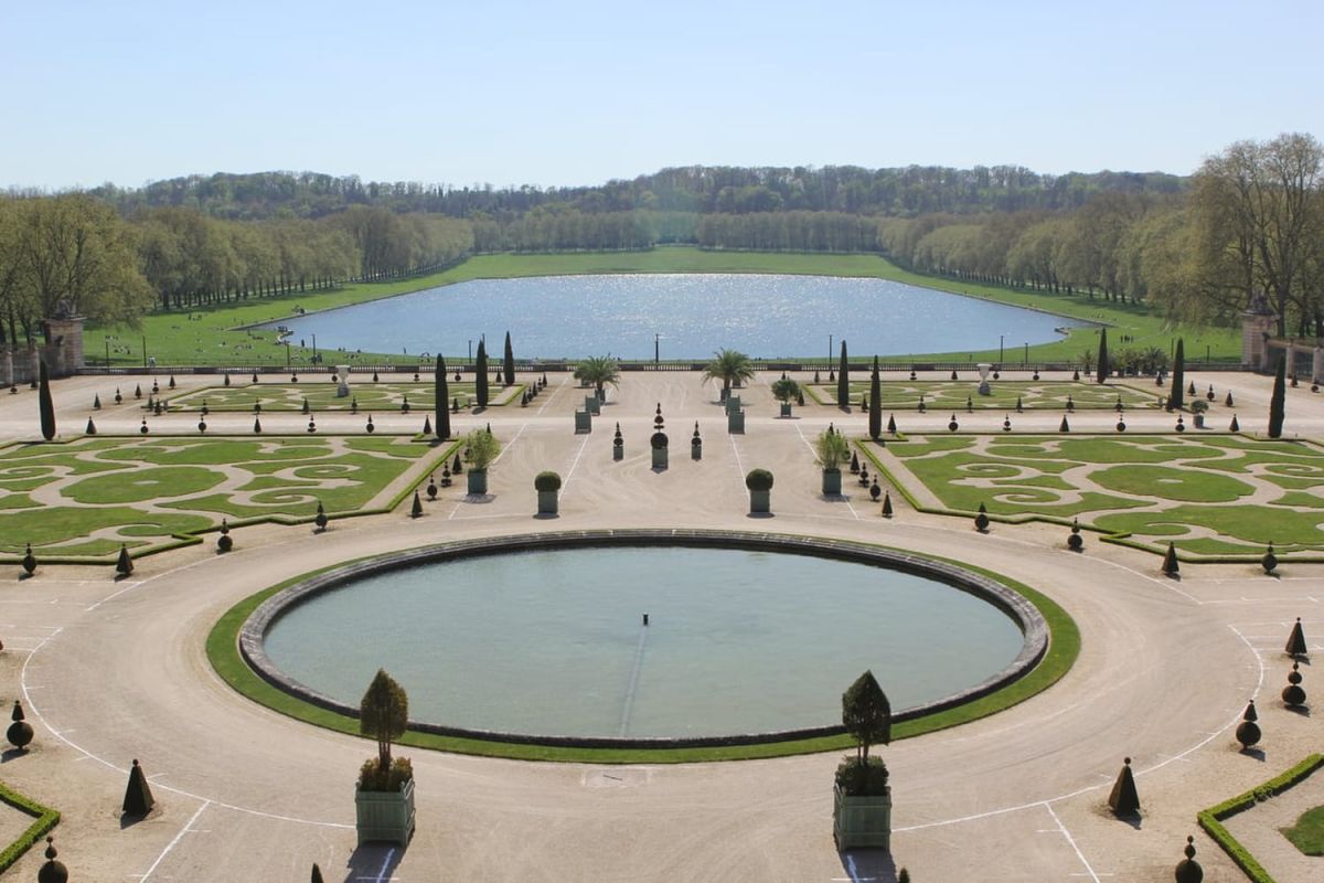 Aménager un jardin à la française : l'art de la perfection paysagère