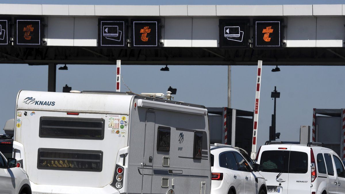 Un conducteur au péage : la fraude du 'petit train' révélée par les caméras