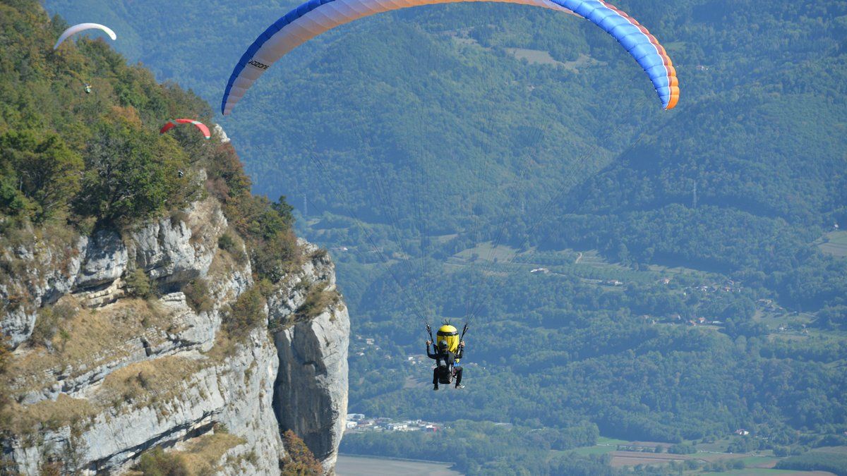Tragédie à Plonévez-Porzay : un parapentiste de 76 ans perd la vie en mer