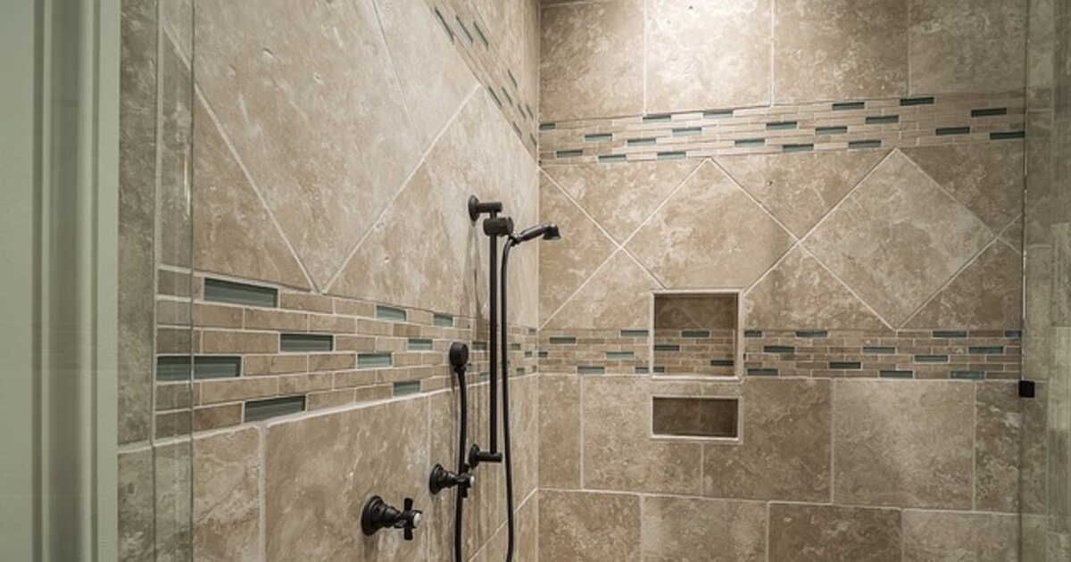 l'importance de nettoyer les joints de douche : fréquence et astuces