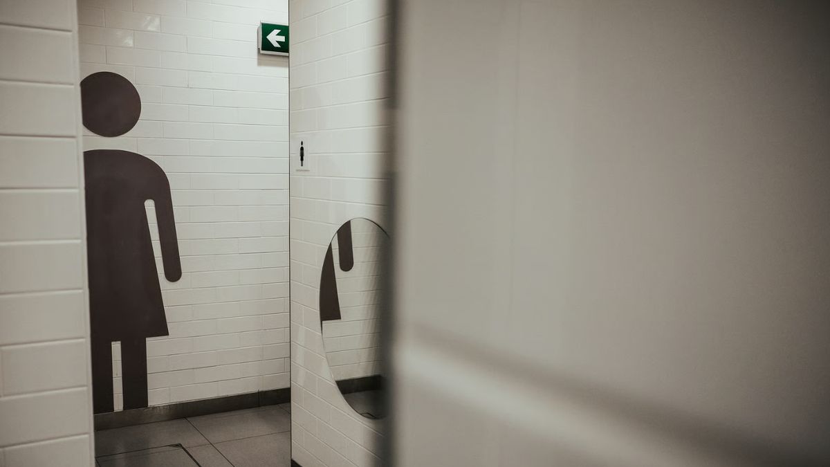 Un père en quête de sécurité crée la polémique dans des toilettes publiques