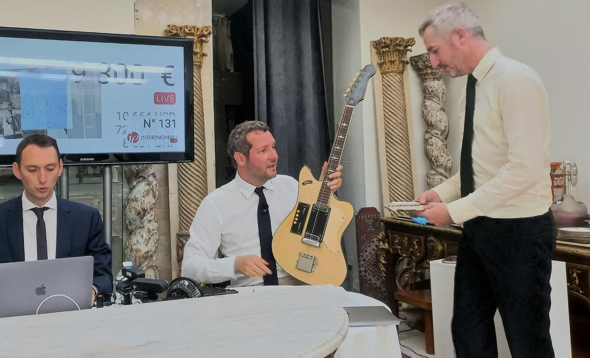 La guitare de Johnny Hallyday enchérie à Bordeaux : un morceau d'histoire à 9 300 euros