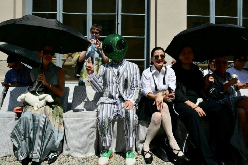 Chaleur milanaise : élégance en lin et audace en jupe chez Thom Browne et Armani