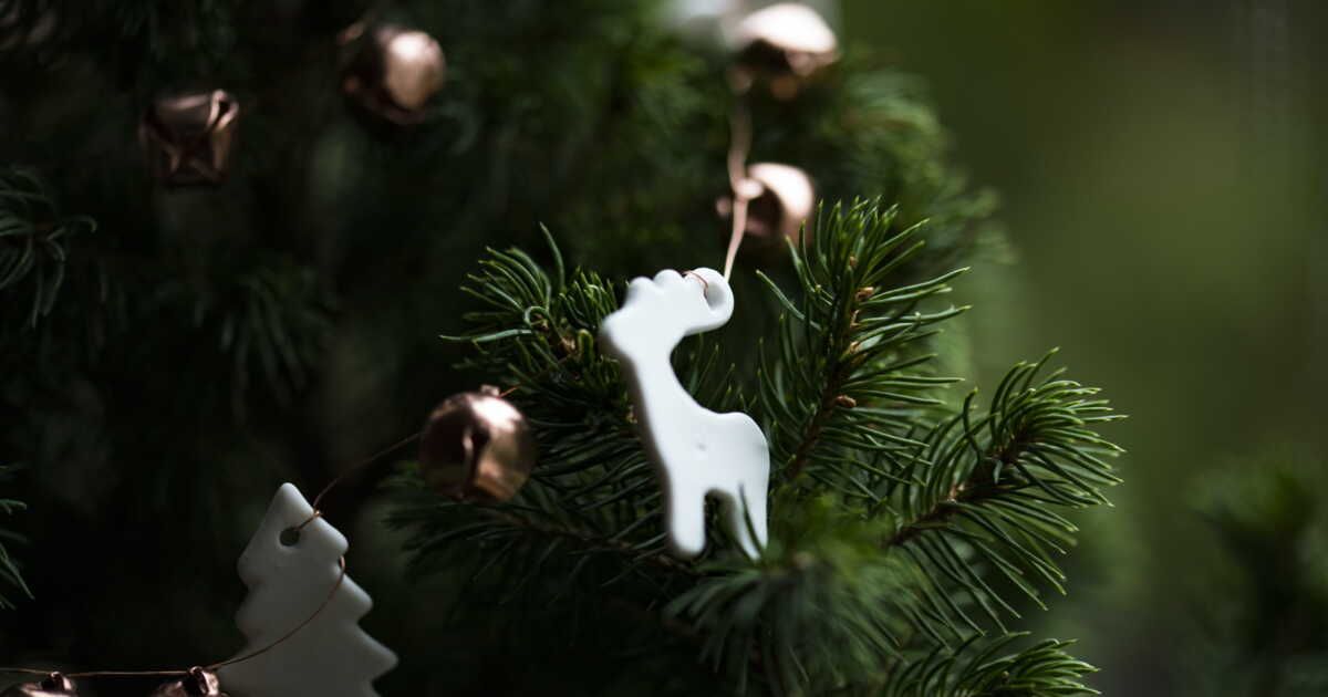 Des décorations de Noël à faire soi-même : suspensions en argile à petit prix