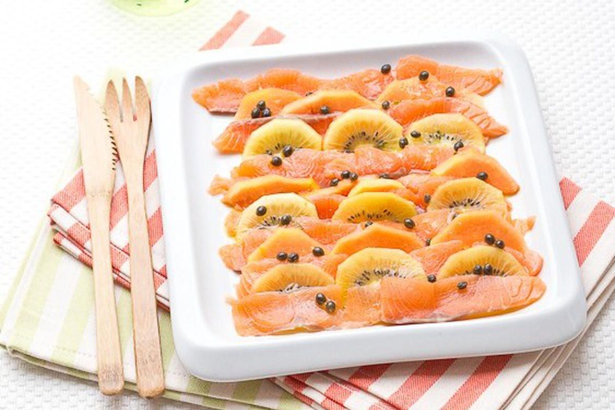 Carpaccio de saumon, papaye & kiwi gold